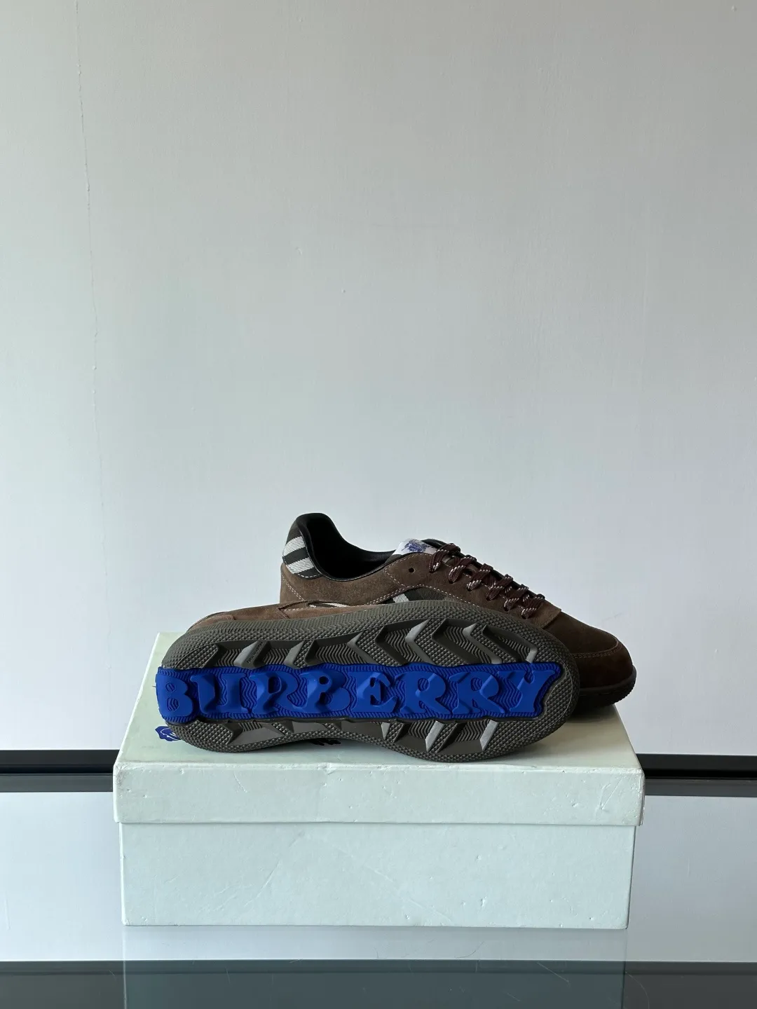 p400💰Men's Shoes ▫️B's men's classic low-top sneakers are reinterpreted with Vintage retro plaid cotton and cowhide materials, and are decorated with a new brand logo. Features embossed Burberry lettering logo on heel and original outsole! Size: 38-44 (45.46 customized)